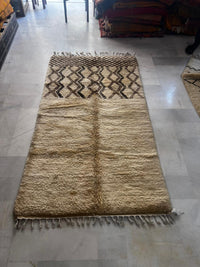 Handknotted Wool Beni Ourain Rug — Ivory Field with Diamond Zigzag Header