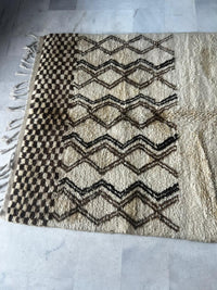 Handknotted Wool Beni Ourain Rug — Ivory Field with Diamond Zigzag Header